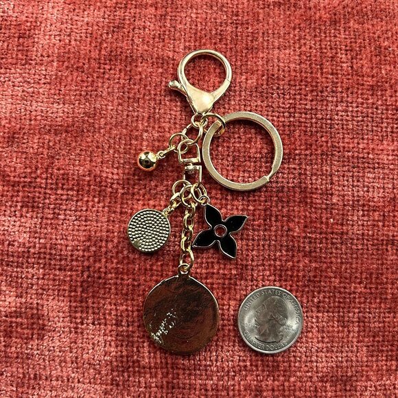 New SPIRAL CLOVER Bag Charm 🍀 - Picture 6 of 7